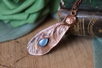 Image 2 of Collana con mezza samara di acero sicomoro in rame ossidato con labradorite celeste