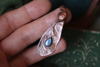 Image 3 of Collana con mezza samara di acero sicomoro in rame ossidato con labradorite celeste