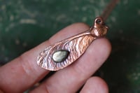 Image 1 of Collana con mezza samara di acero sicomoro in rame ossidato con labradorite verde