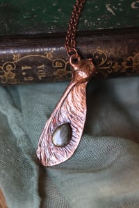 Image 2 of Collana con mezza samara di acero sicomoro in rame ossidato con labradorite verde