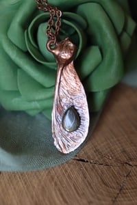 Image 3 of Collana con mezza samara di acero sicomoro in rame ossidato con labradorite verde