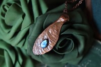 Image 2 of Collana con mezza samara di acero sicomoro in rame ossidato con labradorite blu