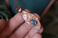 Image 1 of Collana con mezza samara di acero sicomoro in rame ossidato con labradorite blu