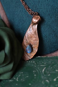 Image 3 of Collana con mezza samara di acero sicomoro in rame ossidato con labradorite blu