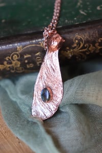 Image 2 of Collana con mezza samara di acero sicomoro in rame leggermente ossiata con labradorite blu