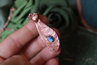 Image 3 of Collana con mezza samara di acero sicomoro in rame leggermente ossiata con labradorite blu