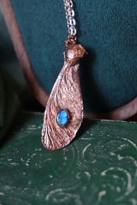 Image 1 of Collana con mezza samara di acero sicomoro in rame leggermente ossiata con labradorite blu