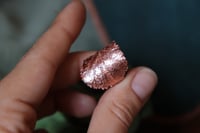 Image 2 of Anello con vera foglia di rovo elettroformata in rame e finitura lucida - tg. 9
