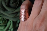 Image 1 of Anello con vera foglia di rovo elettroformata in rame e finitura lucida - tg. 9