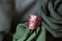 Image 1 of Anello con vera foglia di rovo elettroformata in rame e finitura ossidata - tg. 12