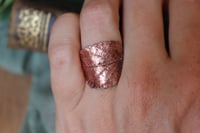 Image 2 of Anello con vera foglia di rovo elettroformata in rame e finitura ossidata - tg. 12