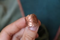 Image 2 of Anello con vera foglia di rovo elettroformata in rame e finitura ossidata - tg. 10