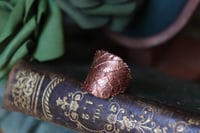 Image 3 of Anello con vera foglia di rovo elettroformata in rame e finitura ossidata - tg. 19