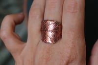Image 1 of Anello con vera foglia di rovo elettroformata in rame e finitura ossidata - tg. 19