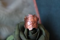 Image 3 of Anello con vera foglia di quercia elettroformata in rame e finitura ossidata, taglia 21