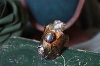 Image 2 of Anello con vera foglia di quercia elettroformata in rame e patina verde con labradorite, tg. 21