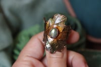 Image 3 of Anello con vera foglia di quercia elettroformata in rame e patina verde con labradorite, tg. 21