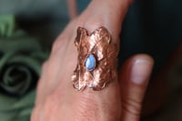 Image 1 of Anello con vera foglia di quercia elettroformata in rame e patina ossidata con labradorite tg. 18