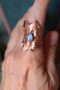 Image 3 of Anello con vera foglia di quercia elettroformata in rame e patina ossidata con labradorite tg. 18