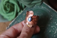 Image 1 of Anello con vera foglia di quercia elettroformata in rame ossidato con labradorite blu tg. 21
