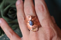 Image 2 of Anello con vera foglia di quercia elettroformata in rame ossidato con labradorite blu tg. 21