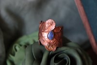 Image 3 of Anello con vera foglia di quercia elettroformata in rame ossidato con labradorite blu tg. 21
