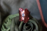 Image 1 of Anello con vera foglia di quercia elettroformata con finitura dipinta rossa e labradorite tg. 15