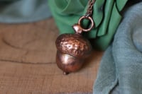 Image 2 of Collana con vera ghianda elettroformata in rame con patina ossidata 
