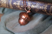 Image 3 of Collana con vera ghianda elettroformata in rame con patina ossidata 