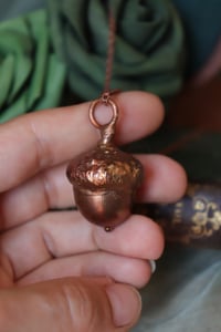 Image 2 of Collana con vera ghianda elettroformata in rame con finitura ossidata