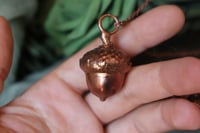 Image 3 of Collana con vera ghianda elettroformata in rame con finitura ossidata