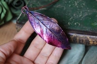 Image 2 of Collana con vera foglia di alloro maxi racchiusa nel rame con patina viola