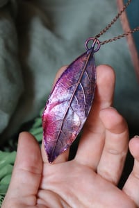 Image 3 of Collana con vera foglia di alloro maxi racchiusa nel rame con patina viola