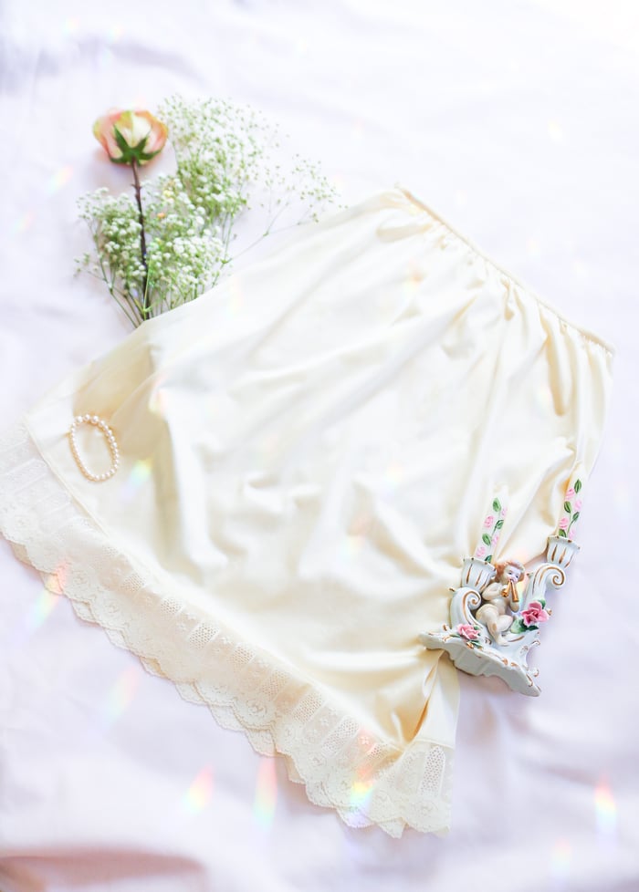 Vintage 1960s Sliperfection Ivory Half Slip with Thick Lace Details (1X)