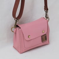 Image 2 of Kutson Sling mini in pebbled retro pink