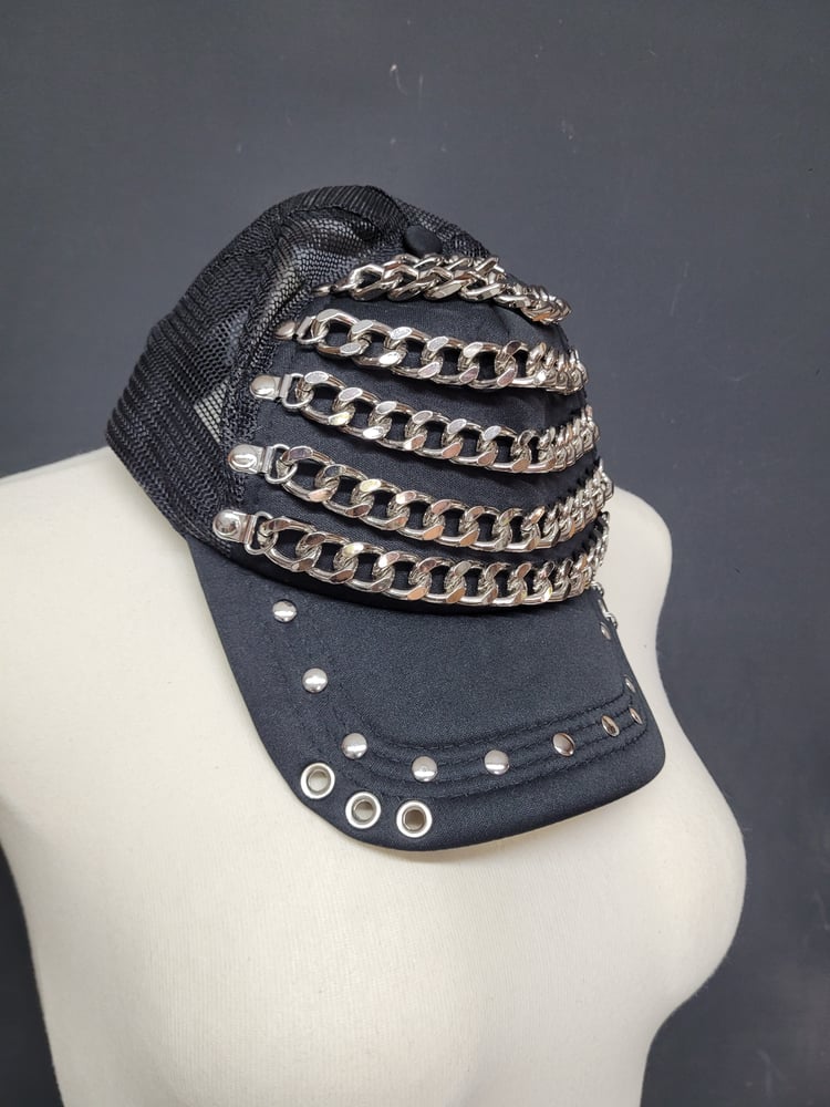 Image of CHAIN QUEEN TRUCKER HAT