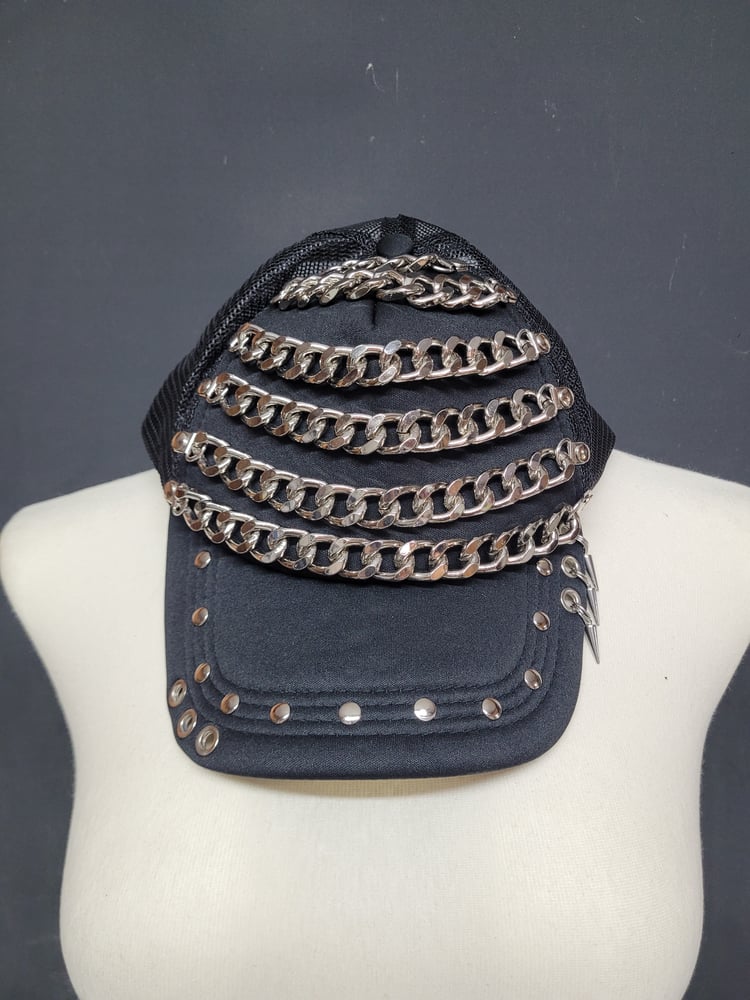 Image of CHAIN QUEEN TRUCKER HAT