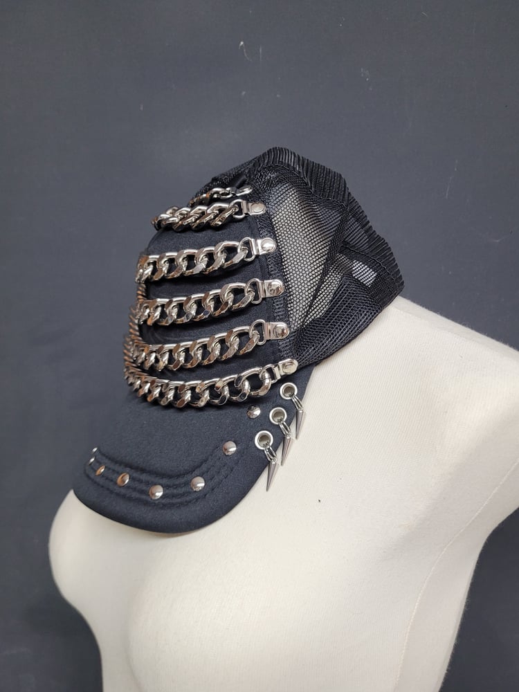 Image of CHAIN QUEEN TRUCKER HAT