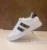 Sneaker blanca y logo marrón Guess