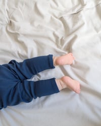 Image 4 of Legging Alma · Bleu nuit côtelé · Coton biologique