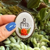 Image 15 of Broche doigt d'honneur