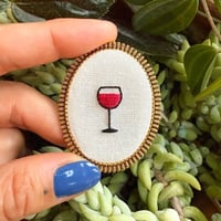 Image 1 of Broche vin rouge
