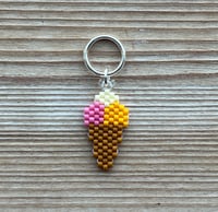 Isvaffel (vanilje, bær, mango)