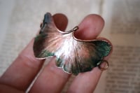 Image 4 of Bracciale con vera foglia di ginkgo biloba racchiusa nel rame con patina sfumata verde/teal