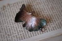 Image 1 of Bracciale con vera foglia di ginkgo biloba racchiusa nel rame con patina sfumata verde/teal