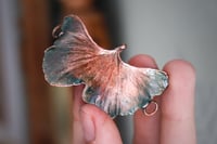 Image 3 of Bracciale con vera foglia di ginkgo biloba racchiusa nel rame con patina sfumata verde/teal
