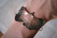 Image 6 of Bracciale con vera foglia di ginkgo biloba racchiusa nel rame con patina sfumata verde/teal