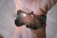 Image 7 of Bracciale con vera foglia di ginkgo biloba racchiusa nel rame con patina sfumata verde/teal