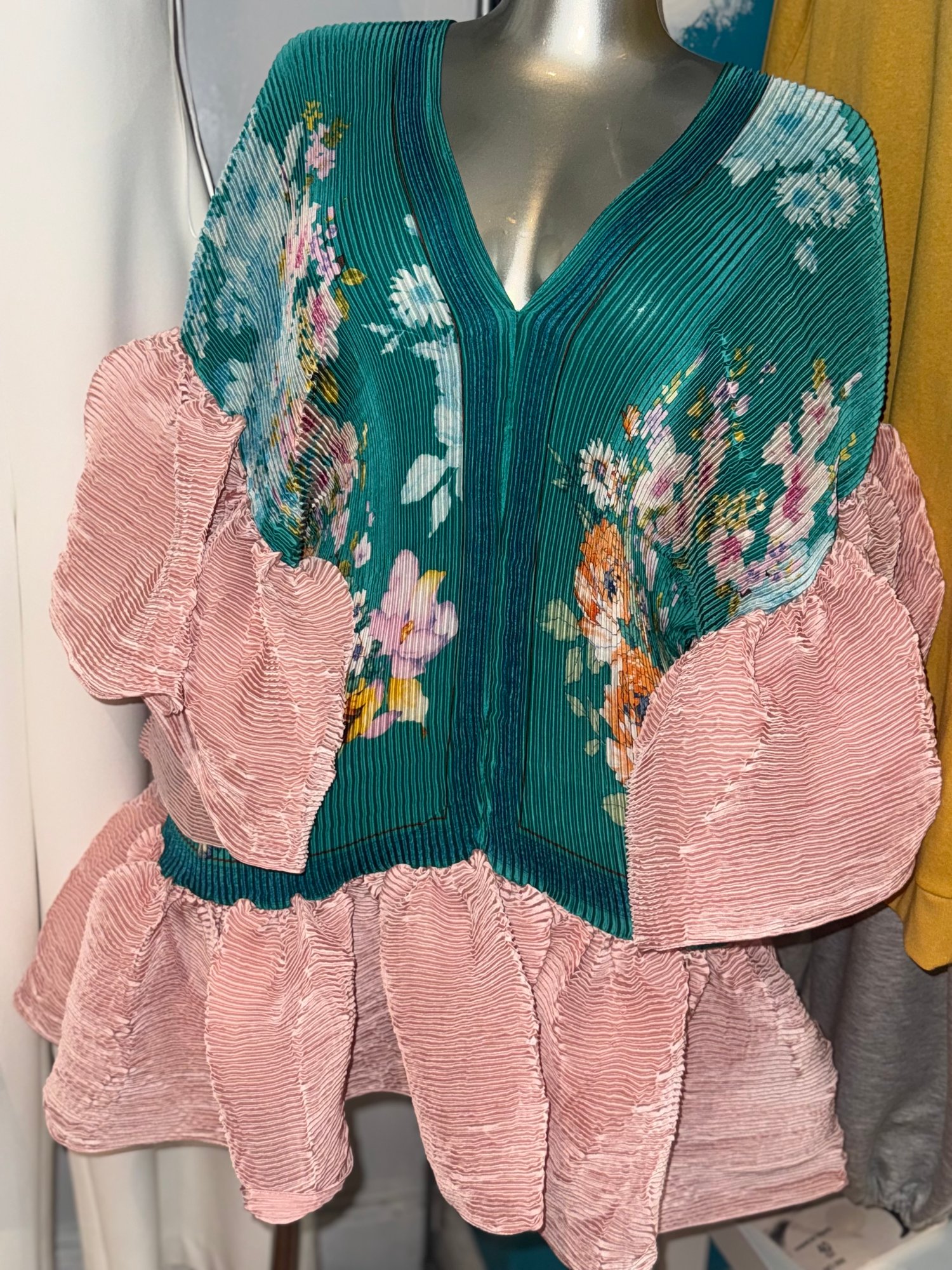 Image of THE TASTEFUL TOP