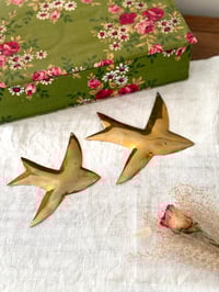 Image 1 of Paire d’hirondelles en laiton